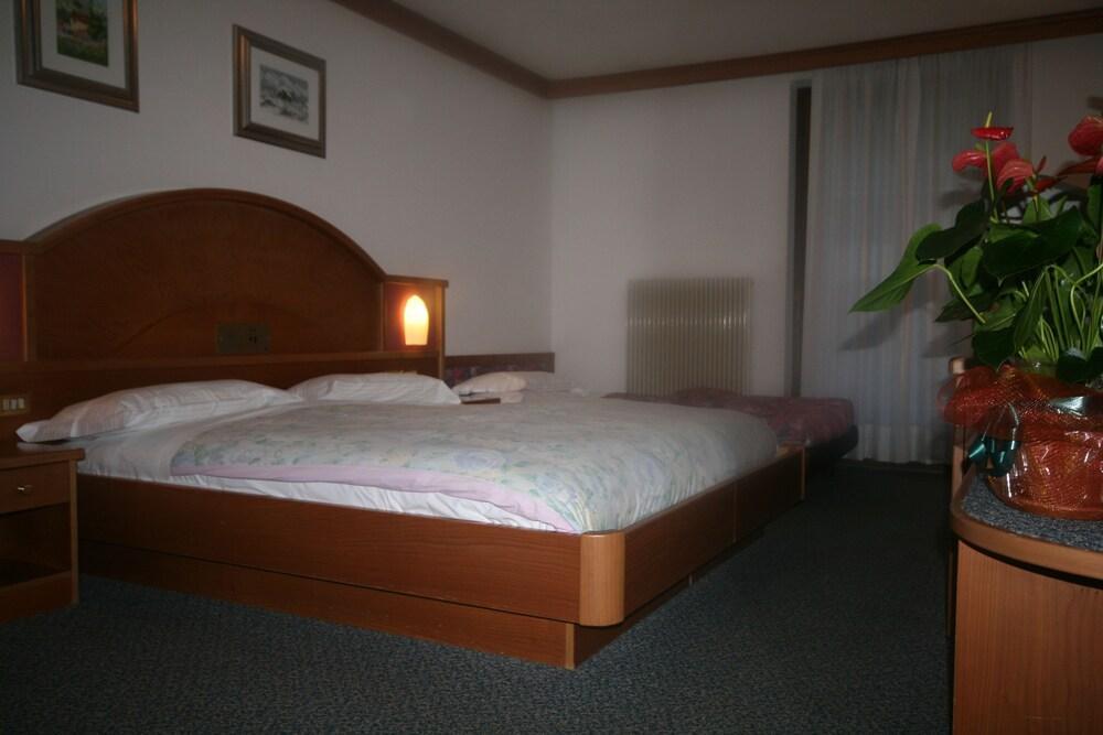 Hotel St. Raphael مادونا دي كامبيليو المظهر الخارجي الصورة
