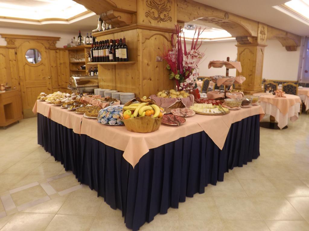 Hotel St. Raphael مادونا دي كامبيليو المظهر الخارجي الصورة
