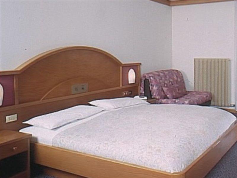 Hotel St. Raphael مادونا دي كامبيليو المظهر الخارجي الصورة