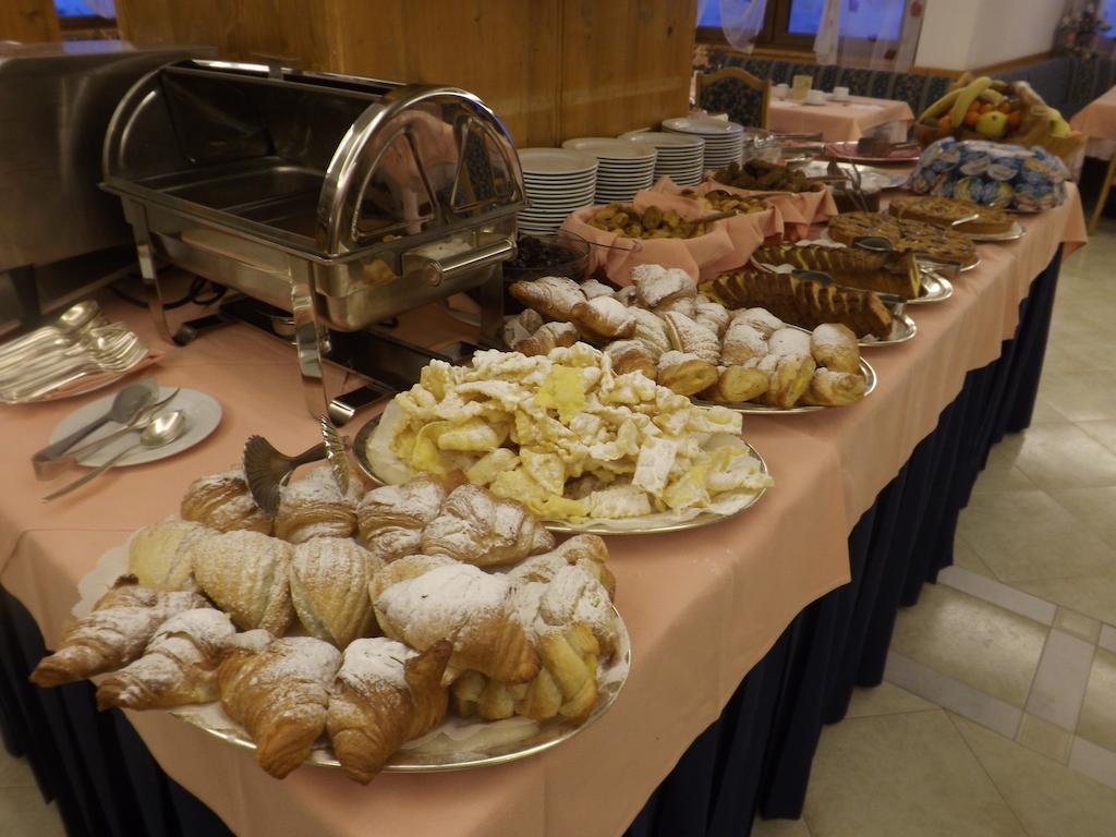 Hotel St. Raphael مادونا دي كامبيليو المظهر الخارجي الصورة
