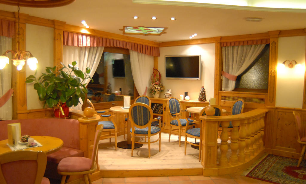 Hotel St. Raphael مادونا دي كامبيليو المظهر الخارجي الصورة