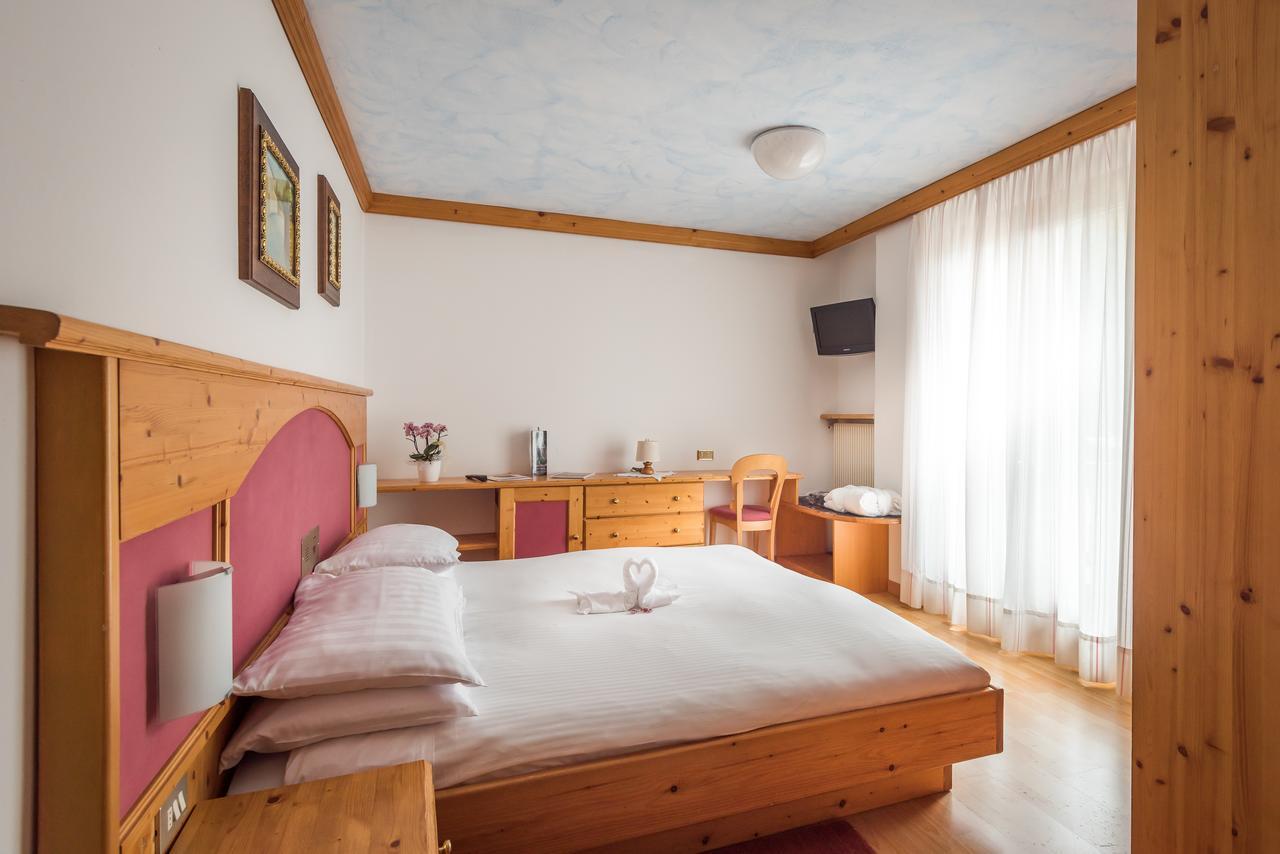 Hotel St. Raphael مادونا دي كامبيليو المظهر الخارجي الصورة