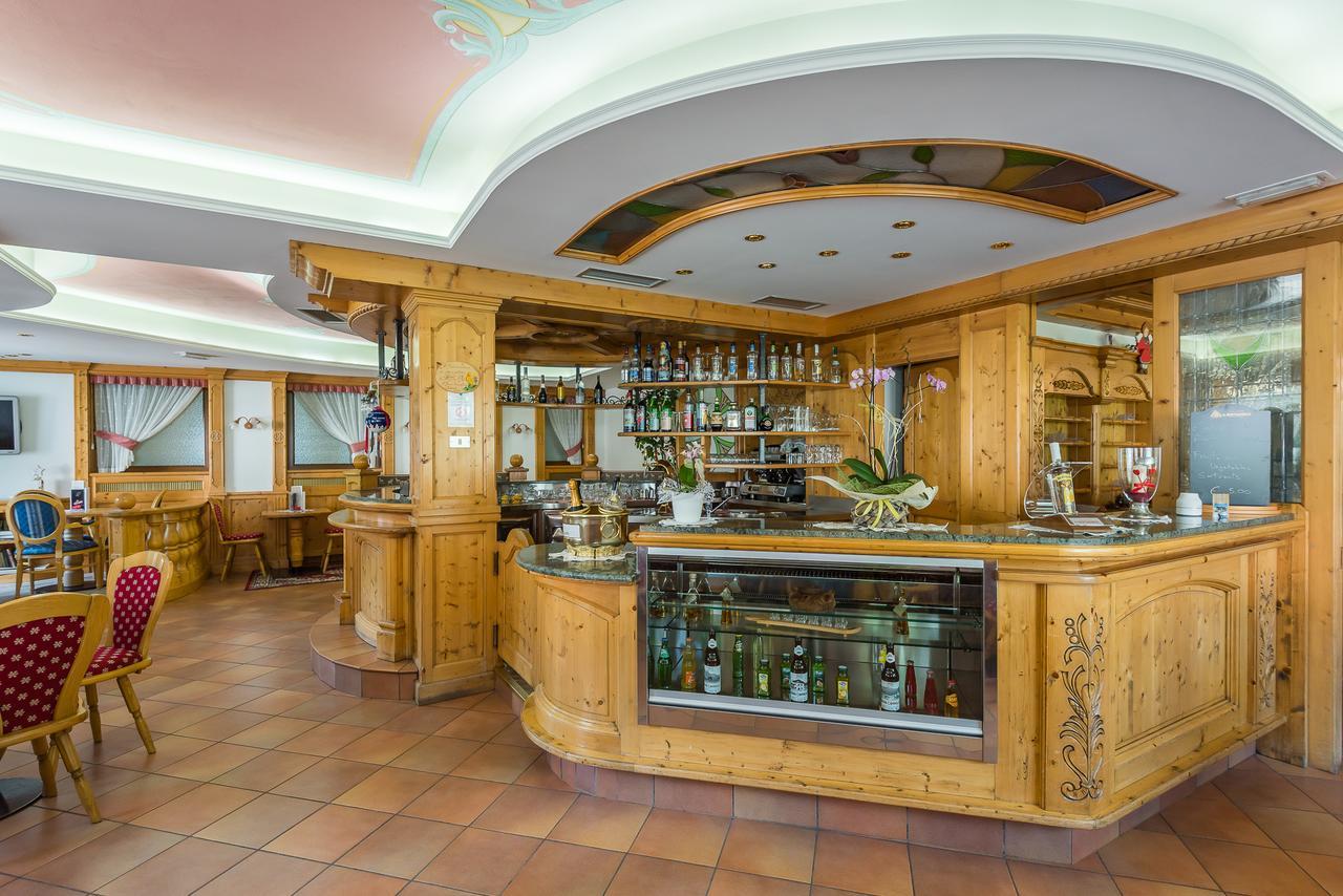 Hotel St. Raphael مادونا دي كامبيليو المظهر الخارجي الصورة