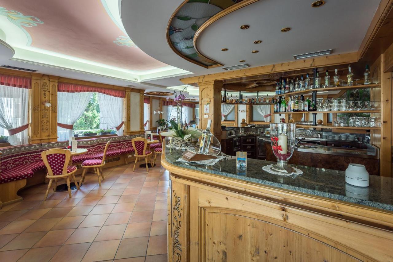 Hotel St. Raphael مادونا دي كامبيليو المظهر الخارجي الصورة