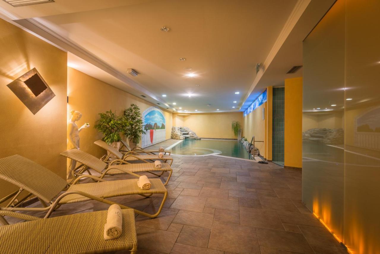 Hotel St. Raphael مادونا دي كامبيليو المظهر الخارجي الصورة
